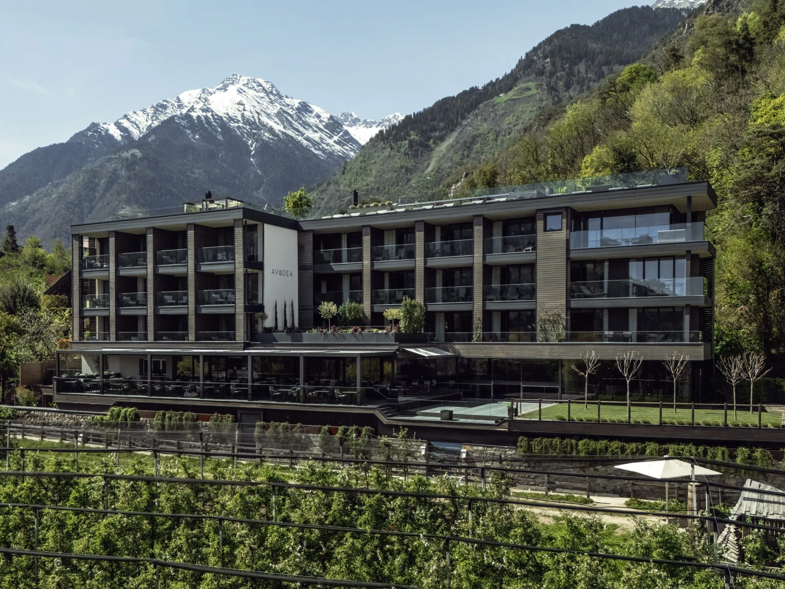 Außenaufnahme des AVIDEA vor der Texelgruppe in Südtirol