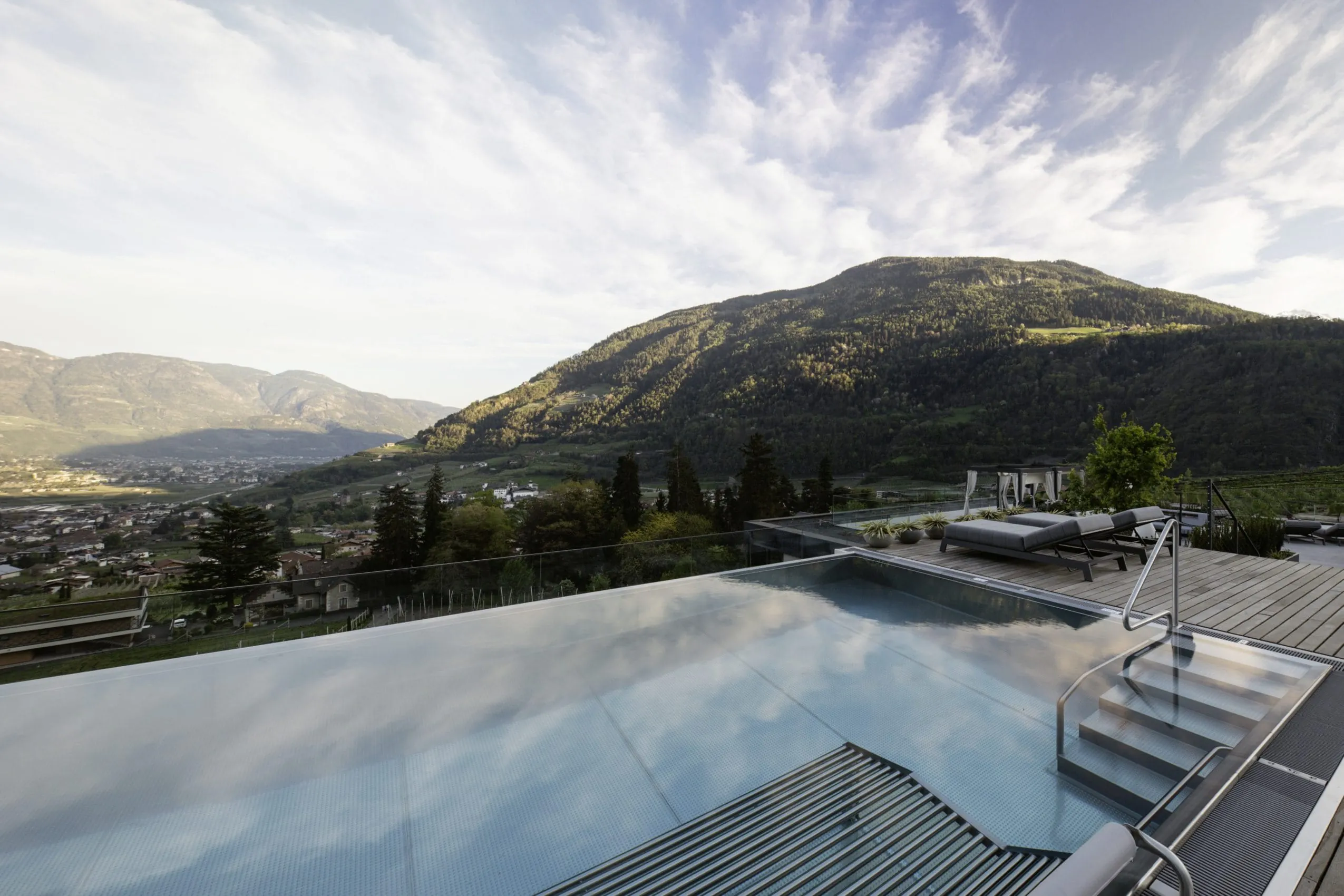 Skypool im AVIDEA mit Blick auf das Meraner Tal im AVIDEA