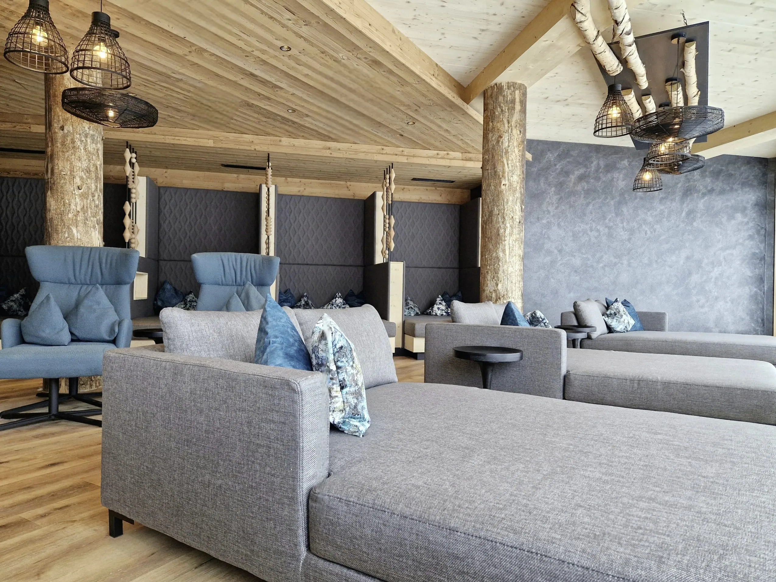 Ruheraum aus heimischen Hölzern mit gepolsterten Liegen im neuen Wellnessbereich des Hunderesort Waldeck