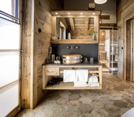 Innenansicht eines der Alpin Chalets Oberjoch im modernen alpinen Stil mit Fokus auf Holzmaterialien