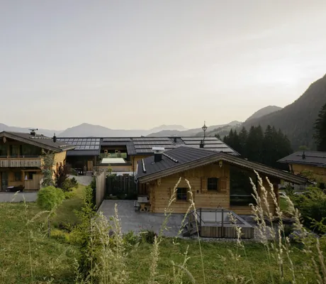 Blick auf zwei der Hygna Chalets