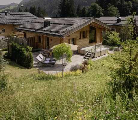 Blick auf eines der Hygna Chalets mit Berg im Hintergrund