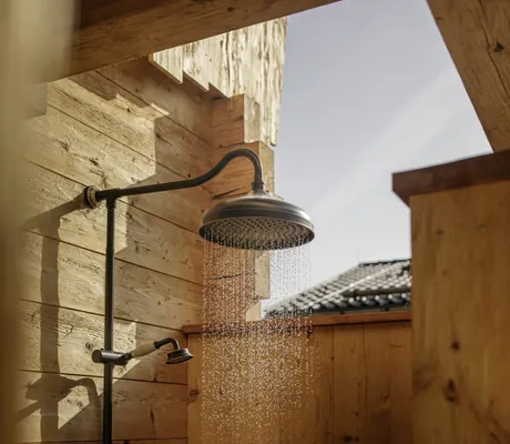 Outdoor-Regendusche der Hygna Chalets