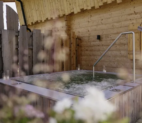 Outdoor-Whirlpool der Hygna Chalets