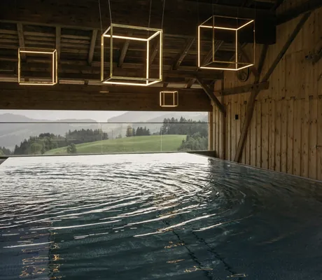 Heustadlpool der Hygna Chalets mit Blick in die weite Natur