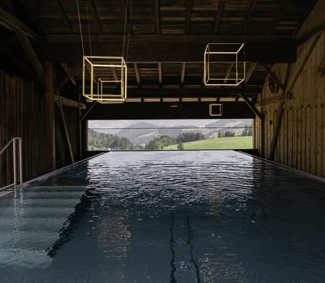 Heustadlpool der Hygna Chalets mit Blick in die grüne Landschaftsidylle