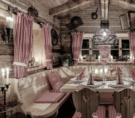 Uriges Restaurant Holzfällerhütte des INNs HOLZ Chaletdorf mit eingedecktem Tisch