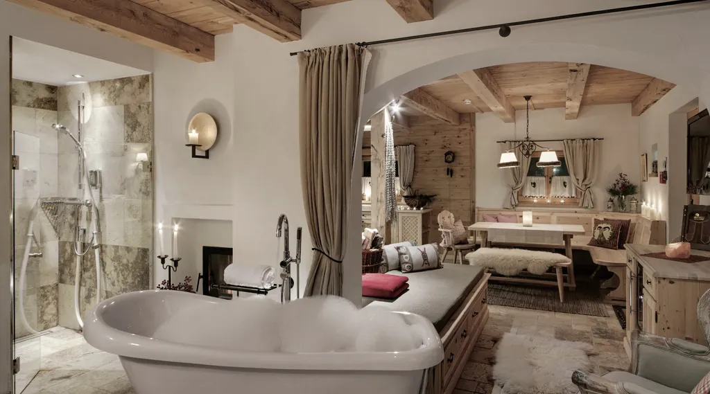 Lifestylebad mit großer Badewanne, Dusche und Blick auf den Wohnraum des INNs HOLZ Chaletdorf