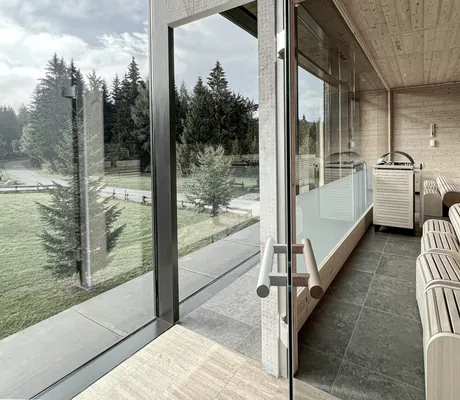 Blick in die Heusauna und in den angrenzenden Wald des INNs HOLZ Chaletdorf