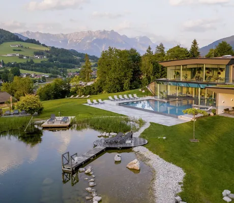 Außenanlage des Heaven Spa Bereichs im Naturresort PURADIES mit Naturbadeteich und Outdoor-Infinitypool