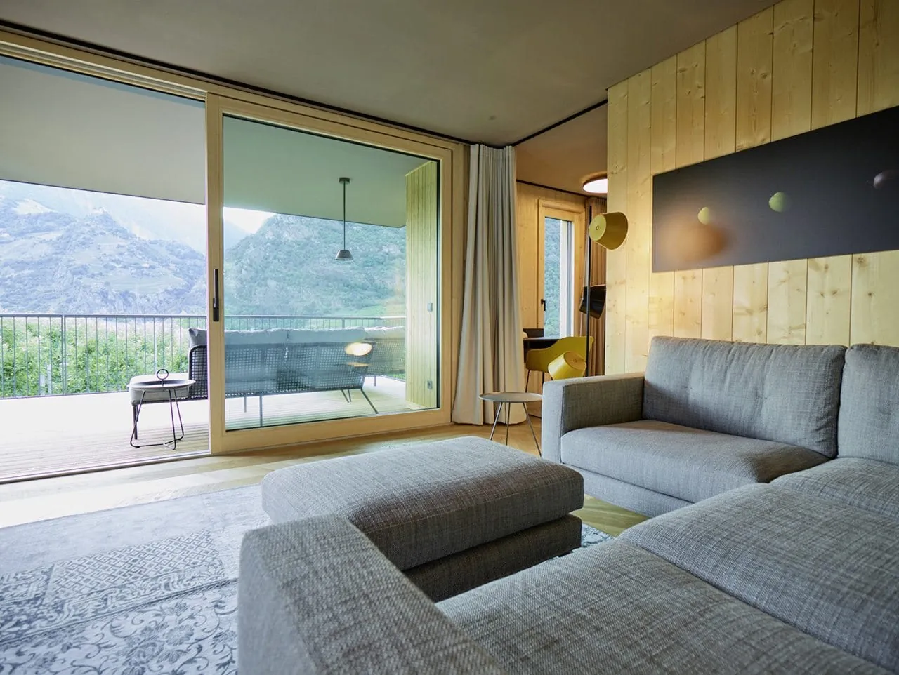 Luxuriöser, lichtdurchfluteter Wohnraum in den Cirna Gentle Luxury Lodges mit Balkon und bodentiefen Fenstern