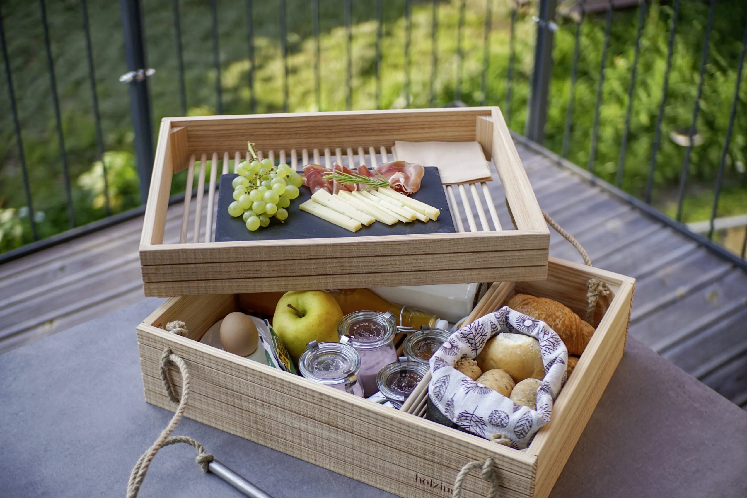 Liebevoll angerichtete Frühstückskiste in den Cirna Gentle Luxury Lodges mit regionalen Produkten