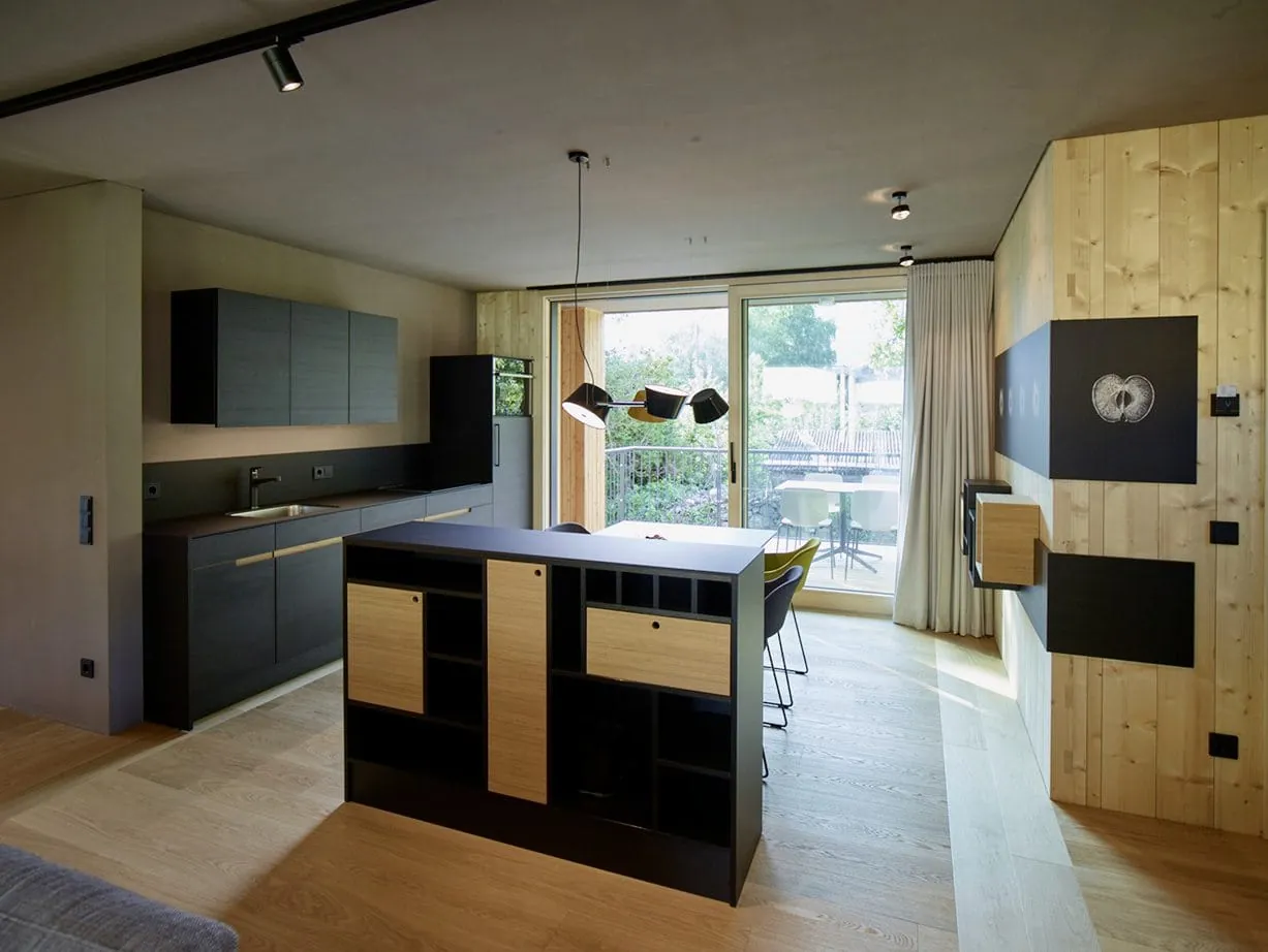 Küche mit Holz und schwarzen Farbakzenten im Chalet in Südtirol