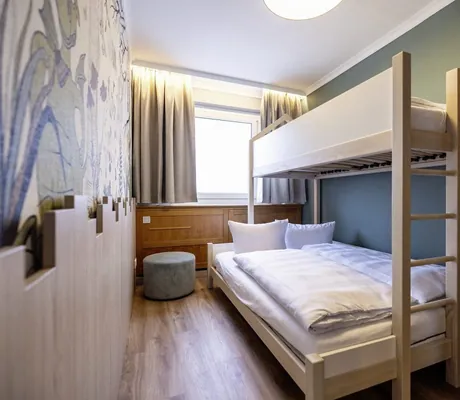 Stockbett aus Holz und Sitzhocker im Kinderzimmer der Superior Plus Suite des Familotel Elldus Resort