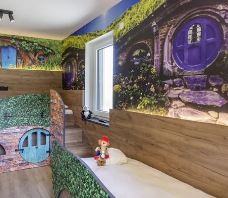 Blick in das Kinderzimmer des Hotel & Resort Landhaus zur Ohe mit bunten Tapeten an den Wänden