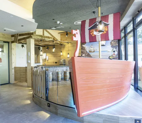 Blick in die Genusswelt des Hotel & Resort Landhaus zur Ohe mit Piratenschiff