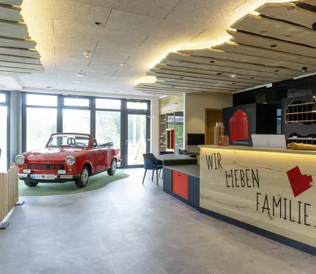 Rezeption des Hotel & Resort Landhaus zur Ohe mit rotem Trabbi
