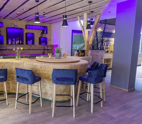 Stammbar des Hotel & Resort Landhaus zur Ohe in Holzoptik mit Barhockern