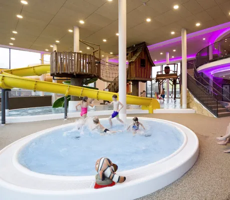 rundes Babybecken im Familotel Schreinerhof mit planschenden Kindern