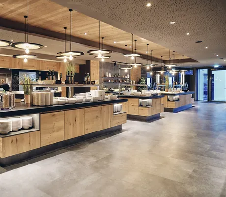 großes Buffet im Familotel Schreinerhof mit drie Holztheken und runden Deckenleuchten