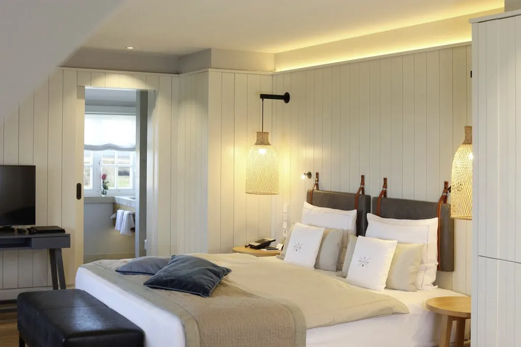 helles Doppelzimmer mit Doppelbett des Landhaus Severin's Morsum Kliff