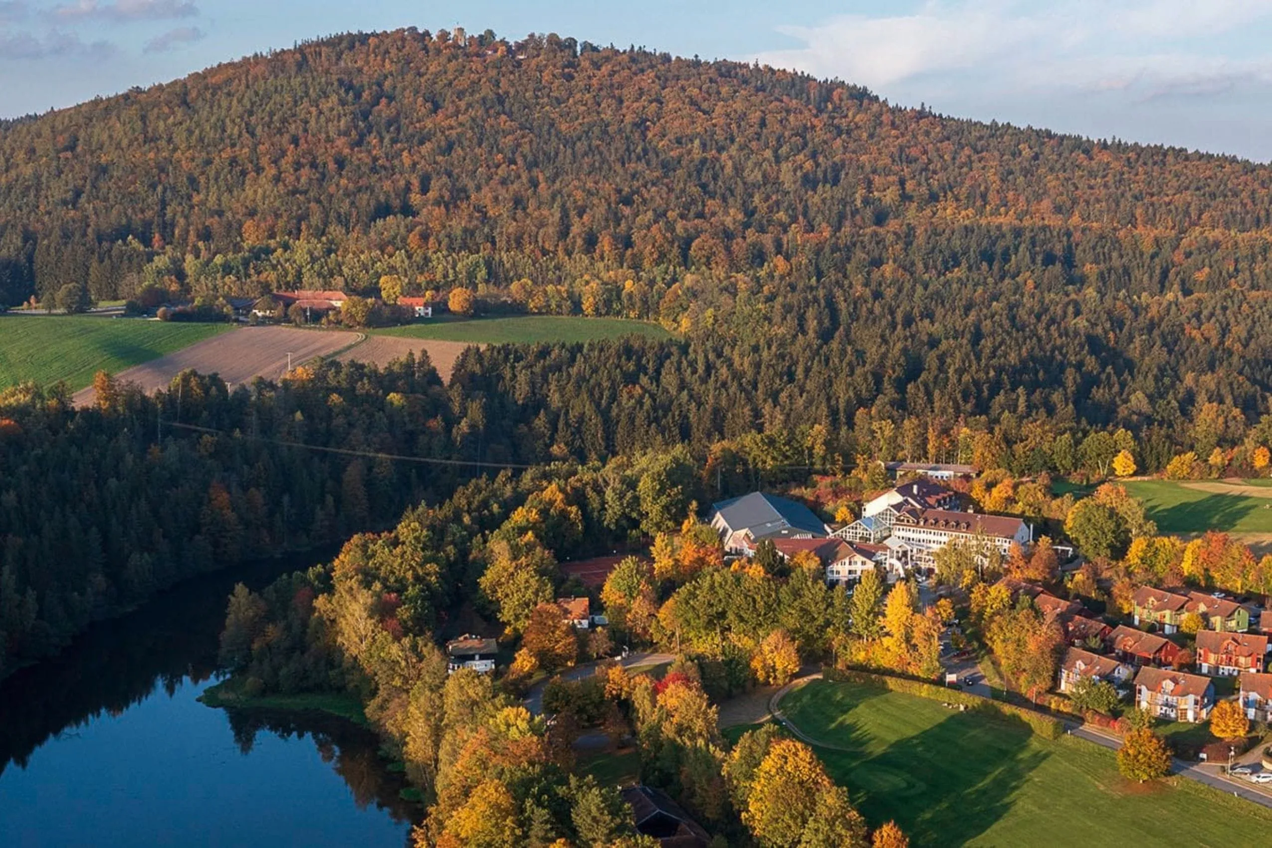 Panoramablick auf Hillstett und Eixendorfer See im Herbst