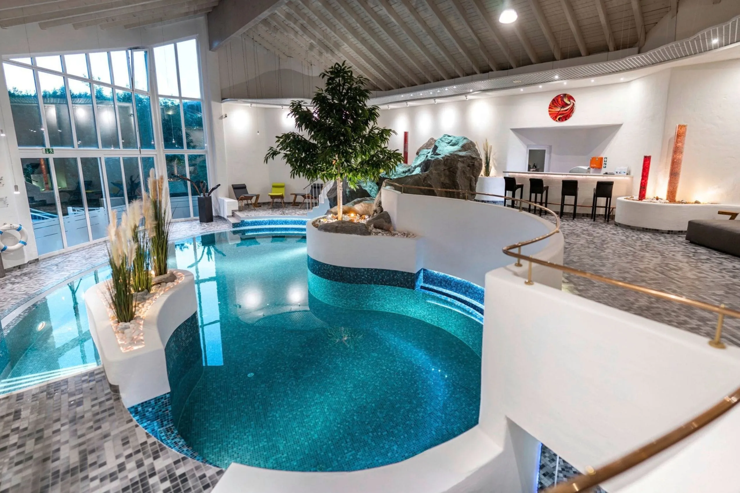 Pool mit Bar im Wellnesshotel Wutzschleife