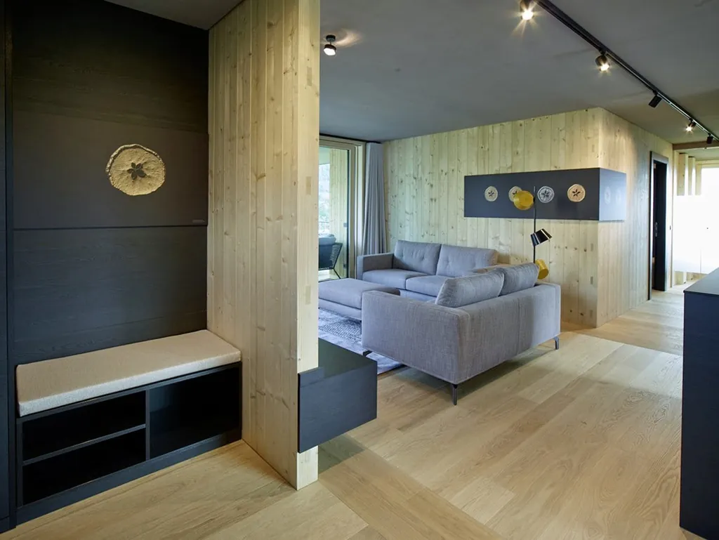 Großzügiger Wohnbereich in den Cirna Gentle Luxury Lodges mit Sofa