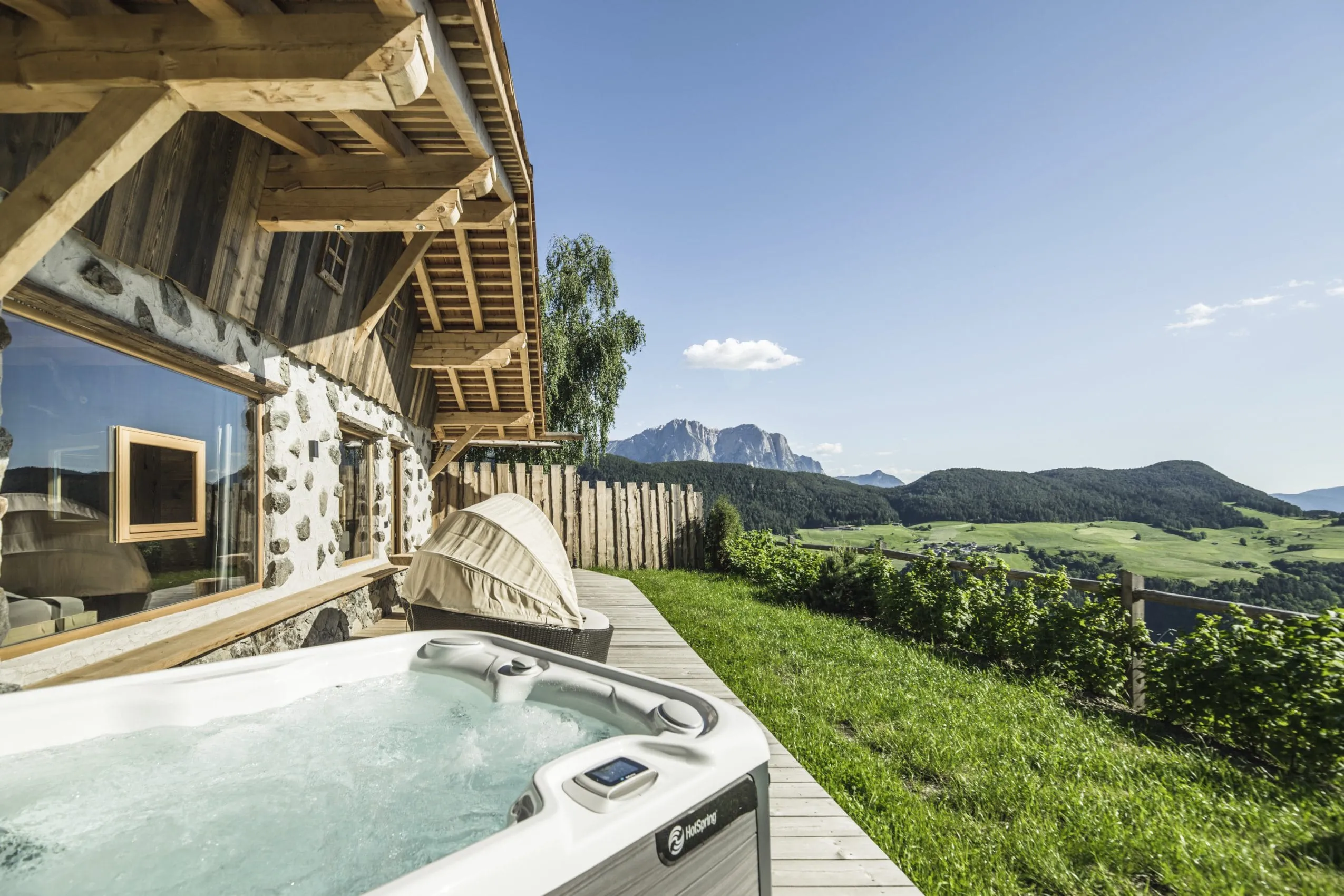 Terrasse eines Chalets im Chalet Resort ZU KIRCHWIES mit privatem Whirlpool und Sonnenliege