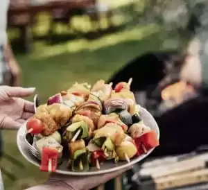 Teller mit Grillspießen für die BBQ-Night im Sonnengarten des Lechlife Travelhouse