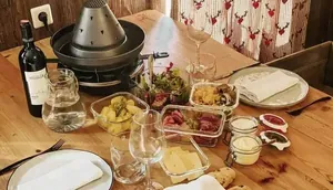 Gedeckter Tisch im Appartement des Lechlife Travelhouse mit Raclette