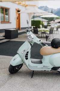 Minzfarbene Vespa vor dem Lechlife Travelhouse für den Ausflug mit Picknickkorb