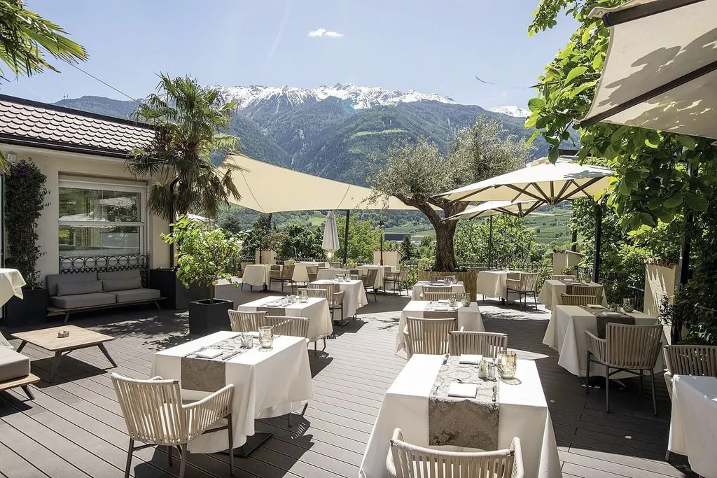 Gartenterrasse mit Bergblick im Preidlhof Luxury Dolce Vita Resort