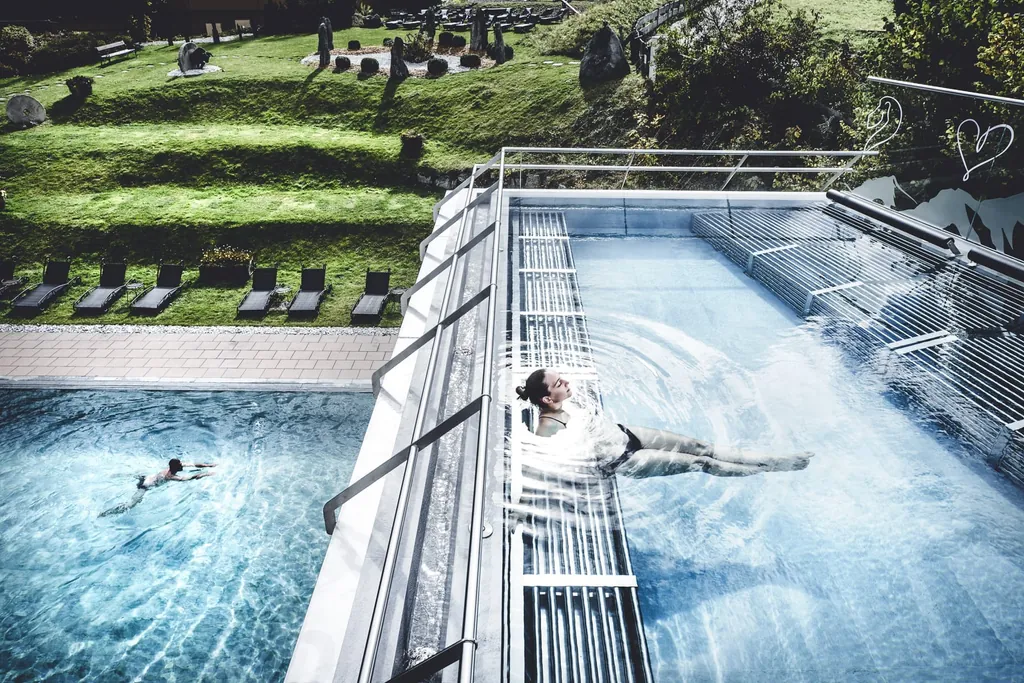 Blick auf Outdoor-Poollandschaft des Hotel Klosterbr&auml;u