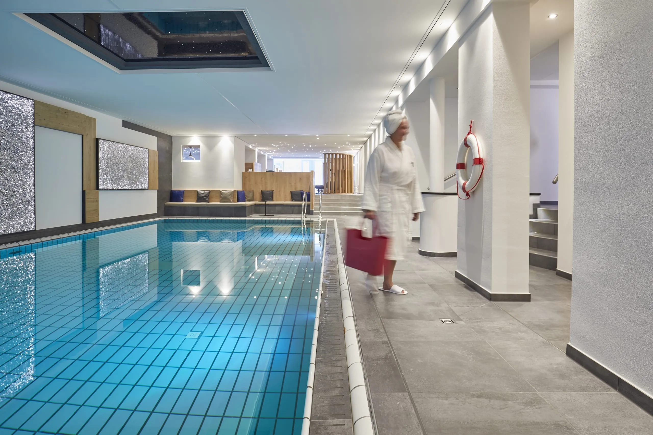 Hallenbad mit Frau in Bademantel des Erfurths Bergfried