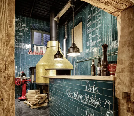 goldener Pizzaofen und petrolfarbene Fließen des GAMS 1648 im GAMS zu zweit