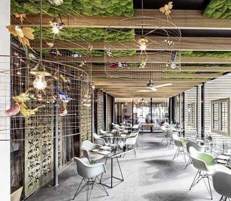 Blick in einen der Restaurantbereiche des GAMS zu zweit mit gedeckten Tischen