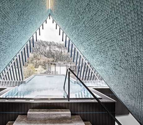 Infinity-Skypool des GAMS zu zweit mit Blick in die Berge