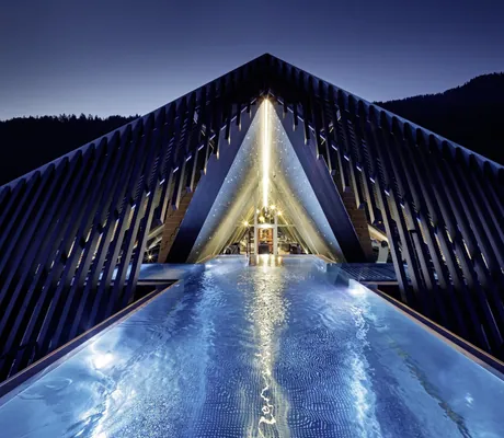 Infinity-Skypool des GAMS zu zweit am späten Abend