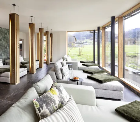 Ruhebereich des GAMS zu zweit mit mehreren hellgrauen Daybeds