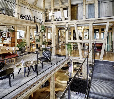 Blick in die mehrstöckige Vinothek GAMS 1648 mit Weinregal