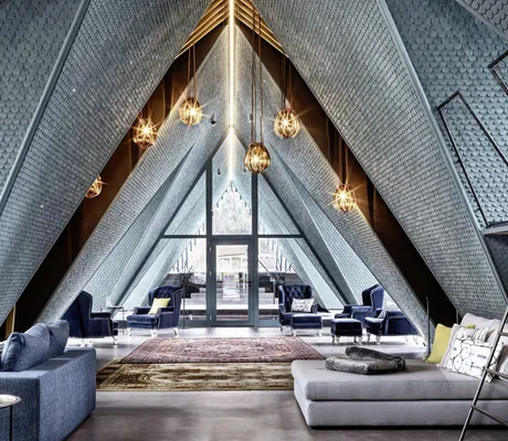 Rooftop-Area des GAMS zu zweit mit Daybeds und dunkelblauen Samtsessel