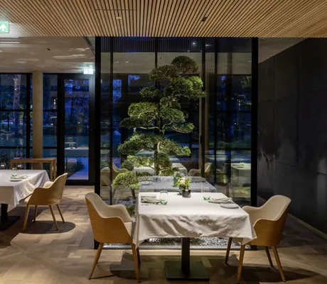 Gourmetrestaurant Dichter im Parkhotel Egerner Höfe mit Baum im Glaskubus