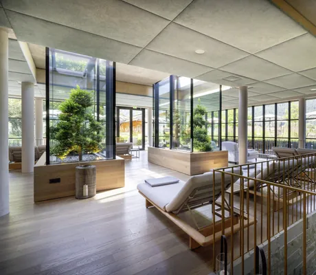 Ruheraum im Parkhotel Egerner Höfe mit Bäumen in Glaskuben