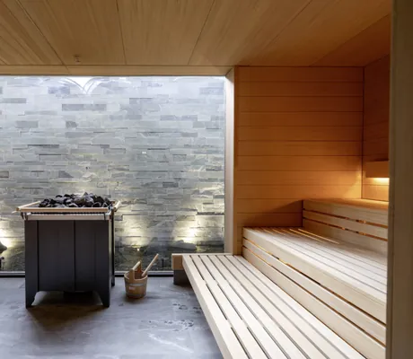 Sauna im Parkhotel Egerner Höfe mit Schieferwand