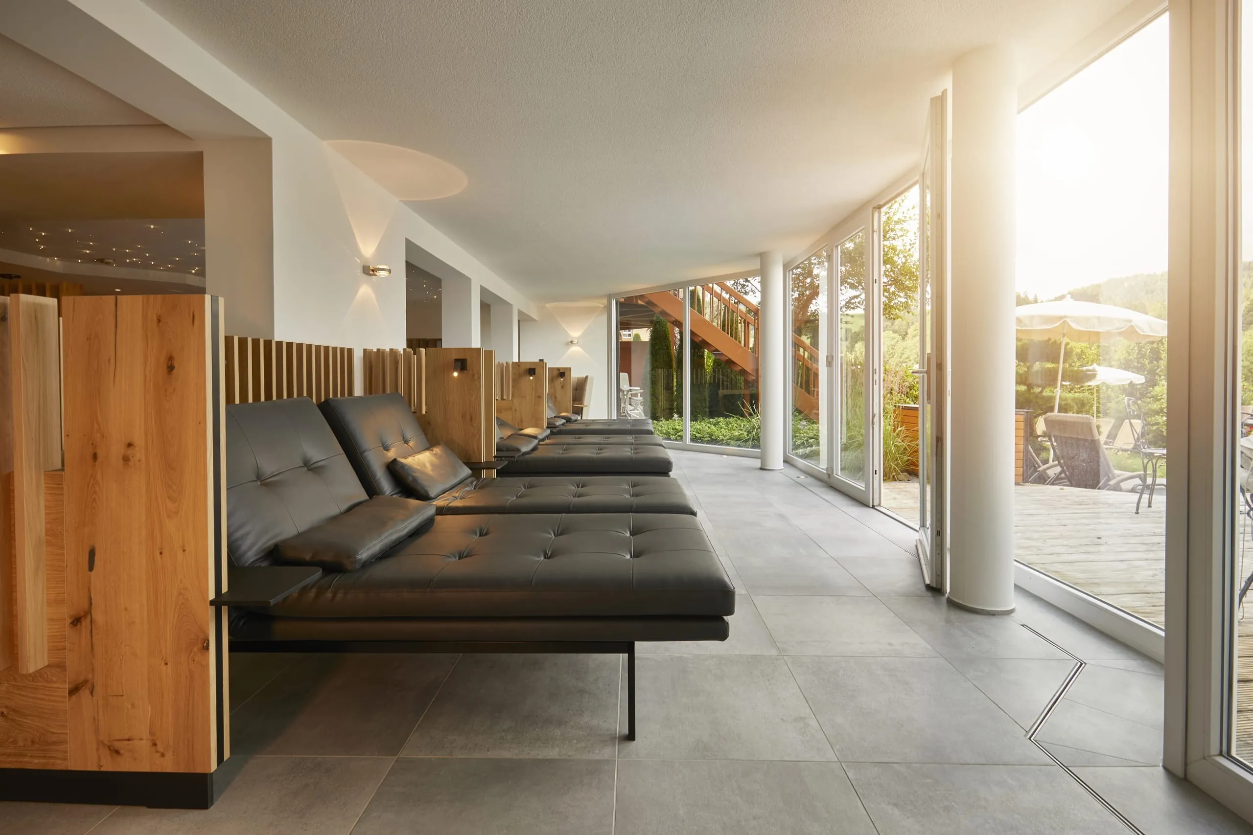 Schwarze Leder-Entspannungsliegen im Ruhebereich mit Terrassenzugang im Erfurths Bergfried