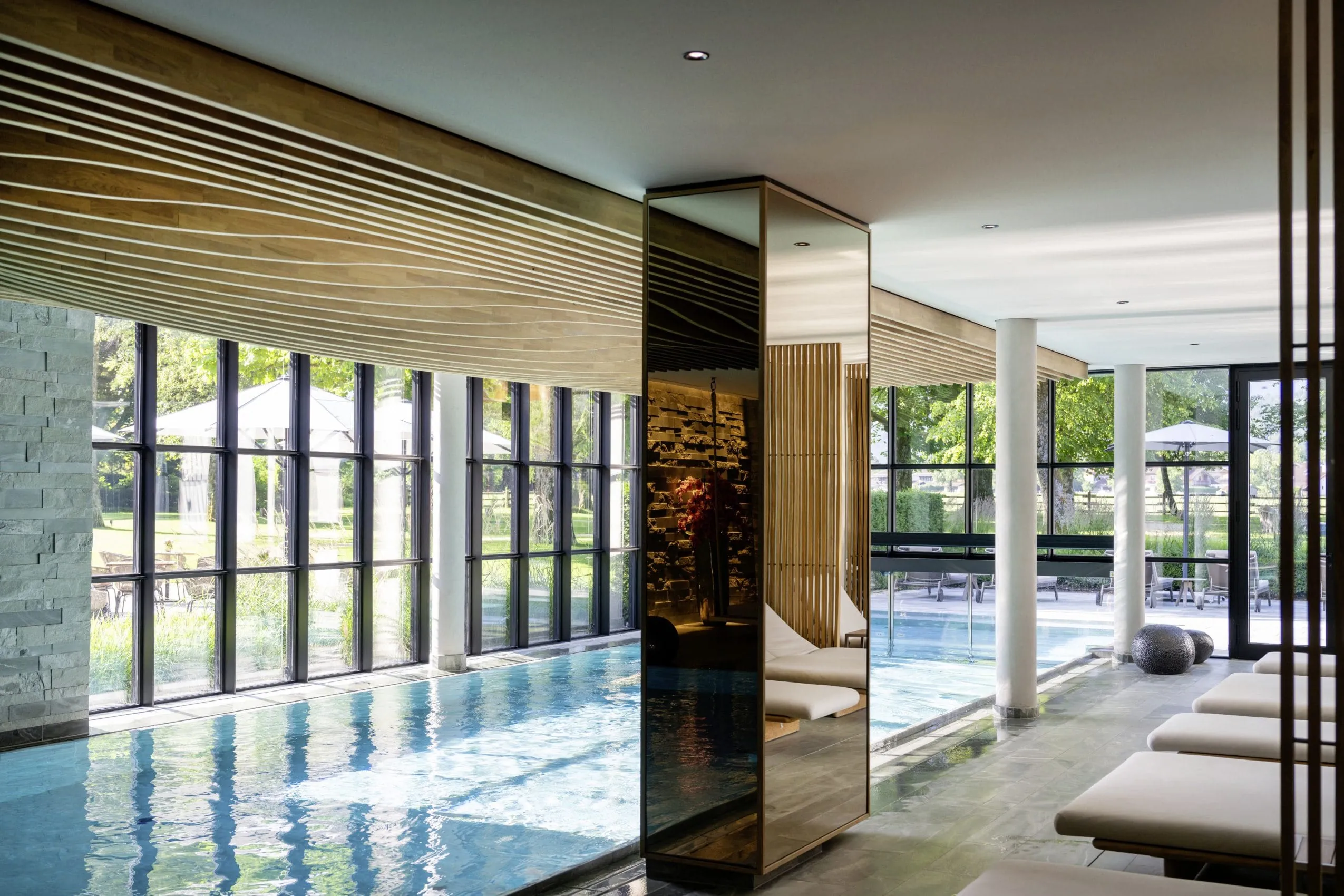 Indoorpool im Parkhotel Egerner H&ouml;fe mit Blick in den Park