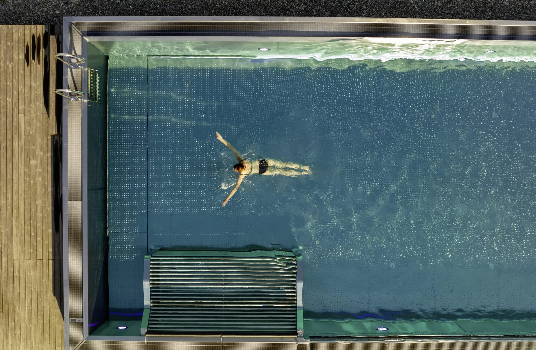 Vogelperspektive auf das Outdoorpool des Hotel Franks mit einer schwimmenden Frau