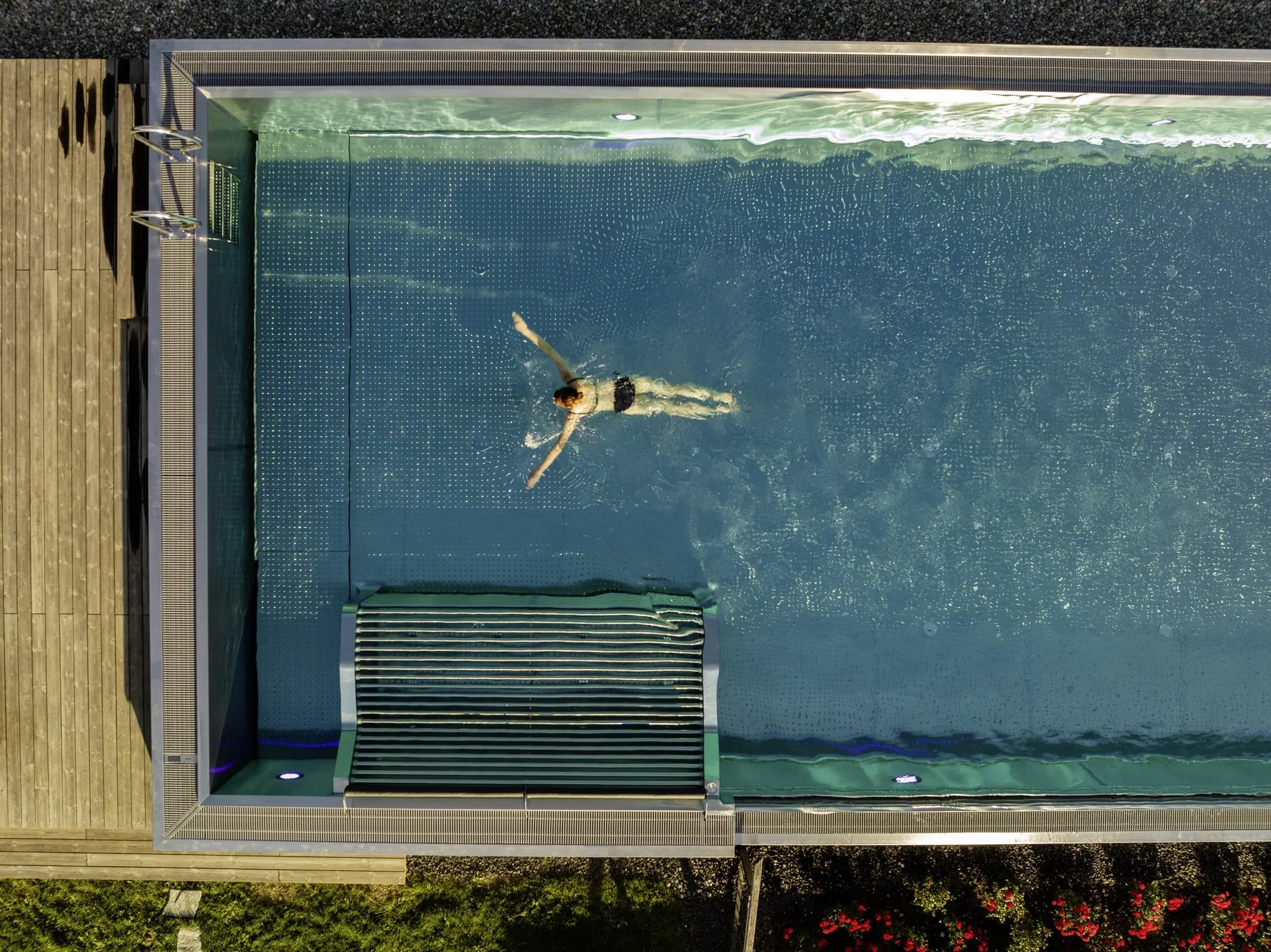 Vogelperspektive auf das Outdoorpool des Hotel Franks mit einer schwimmenden Frau