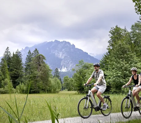 zwei Fahrradfahrer in der unmittelbaren Natur des Hotel Sommer